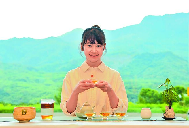 自创「女儿不懂茶」品牌的林廷瑀，薪传父亲茶工厂，打造成有质感的茶空间，邀请大家来玩茶、品茶。（庄哲权摄）