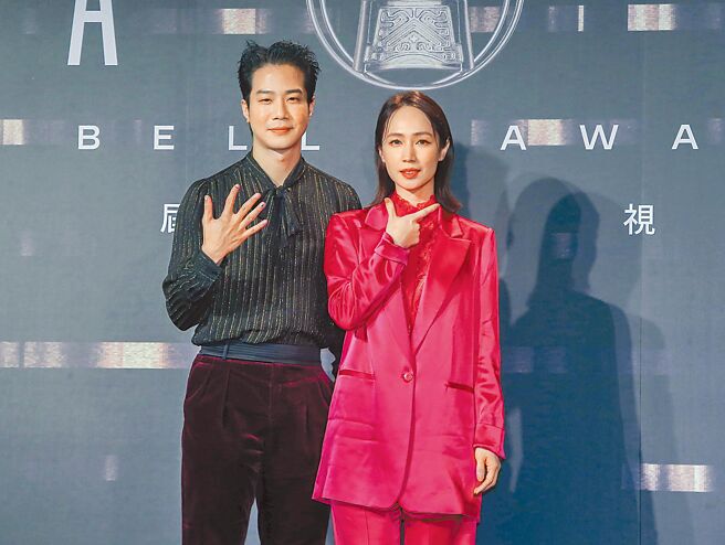 薛仕凌（左）和小薰昨担任揭奖嘉宾。（粘耿豪摄）