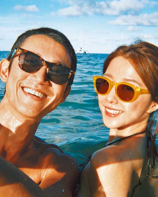 邵雨薇（右）与吴慷仁刚从泰国度假回台。（摘自IG）