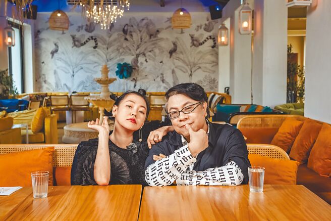 小S（左）和《康熙來了》的昔日搭檔蔡康永，在OTT綜藝節目《熙娣想聊》中曾世紀大合體。（資料照片）