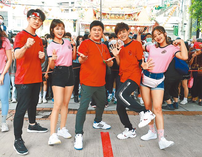 郭忠祐（左起）、籃籃、胡瓜、阿翔、賴慧如以《綜藝大集合》入圍綜藝節目主持人獎。（民視提供）