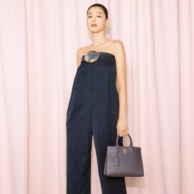 全智賢以黑色羊毛刺繡連身褲搭配迷你優雅Frances包，被粉絲誇讚狀態超好。（BURBERRY提供）