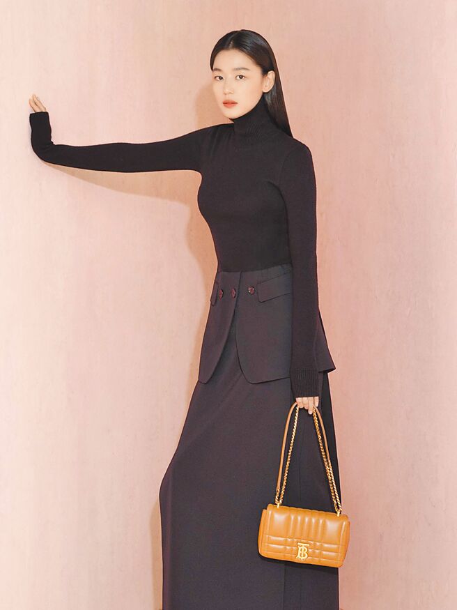 全智賢以黑色喀什米爾高領毛衣和黑色細緻羊毛裙，搭配絎縫真皮Lola包。（BURBERRY提供）