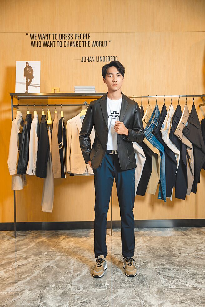 模特穿着J.LINDEBERG FW22经典Logo潮流T恤3980元、经典修身羊皮猎装2万6800元、机能凉感神奇长裤7980元、经典Bridge Logo皮带4580元。（J.LINDEBERG提供）
