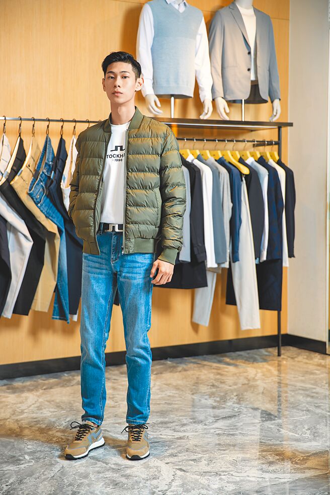 模特穿着J.LINDEBERG FW22经典Logo潮流T恤3980元、经典修身羊皮猎装2万6800元、机能凉感神奇长裤7980元、经典Bridge Logo皮带4580元。（J.LINDEBERG提供）