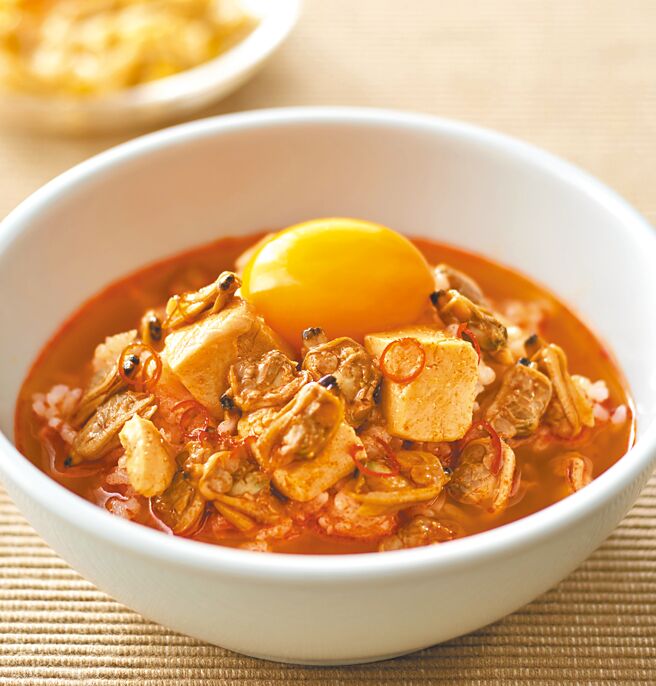 日本MUJI无印良品「纯豆腐韩式炖汤」有韩式料理不可少的辣味，豆腐佐以辛辣调味，香而带劲。（日本MUJI无印良品提供）