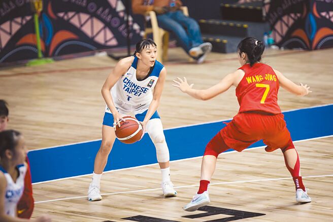 U18亚青女篮赛两岸大战，中华队张聿岚（左）试图单打大陆队王静。（FIBA官网翻摄）