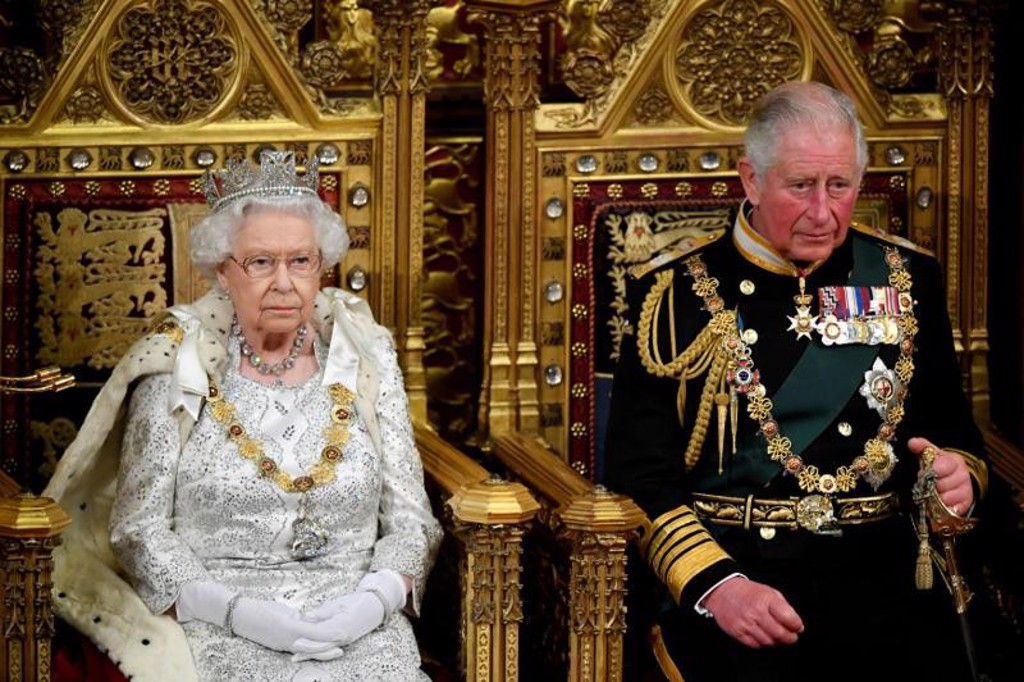 英国女王伊丽沙白二世左于苏格兰安详去世，她的儿子查尔斯右立即继任为英国国王。图/路透社(photo:ChinaTimes)