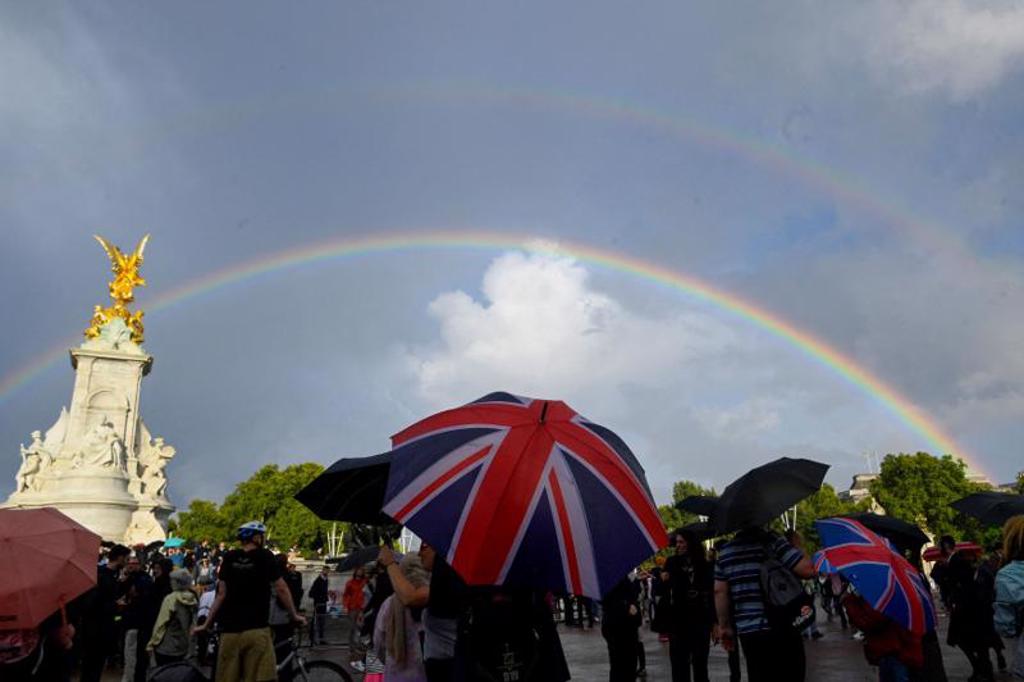 英國女王96歲逝世，白金漢宮前出現彩虹。（路透社）