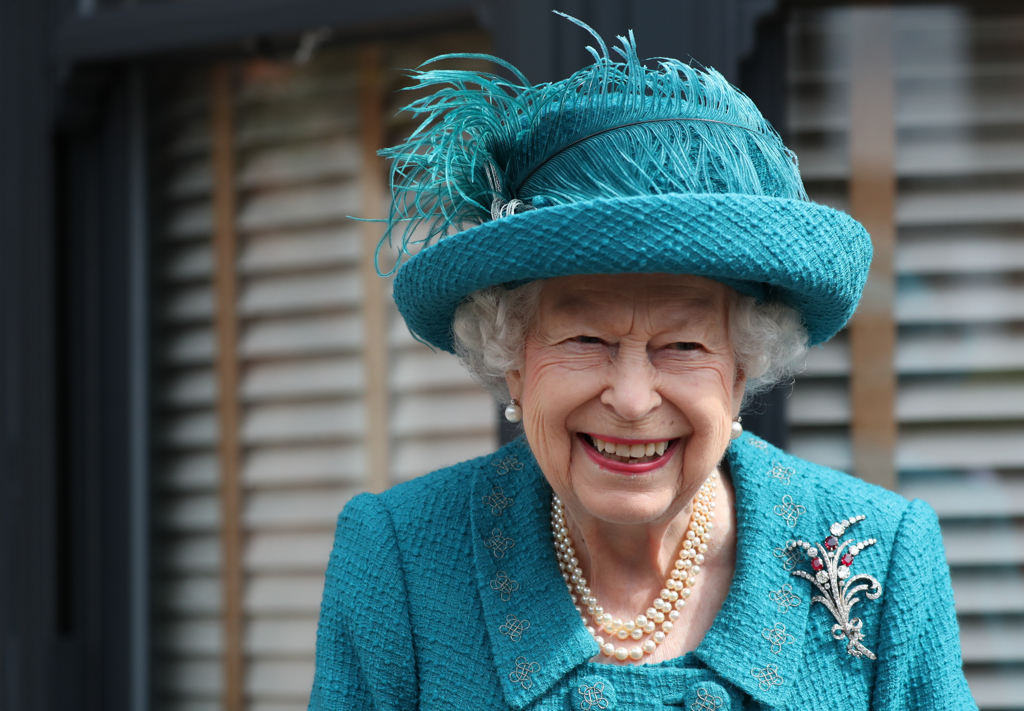 英国女王伊莉莎白二世（Elizabeth II）2021年7月8日在英格兰曼彻斯特参观英国长寿影集「加冕街」（Coronation Street）拍摄现场的资料照。（美联社）(photo:ChinaTimes)