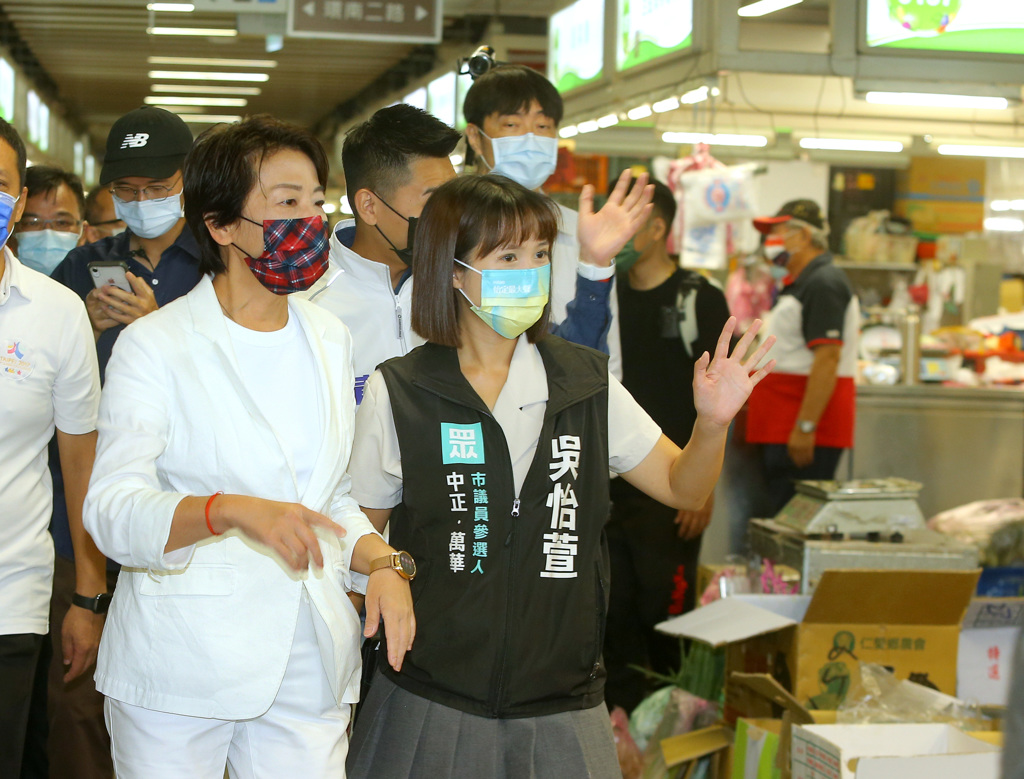 台北市長參選人黃珊珊（左）9日上午出席「環南市場2週年慶消費者回饋抽獎活動」，並在民眾黨台北市議員參選人吳怡萱（中）陪同下拜訪市場內攤商好友。（粘耿豪攝）