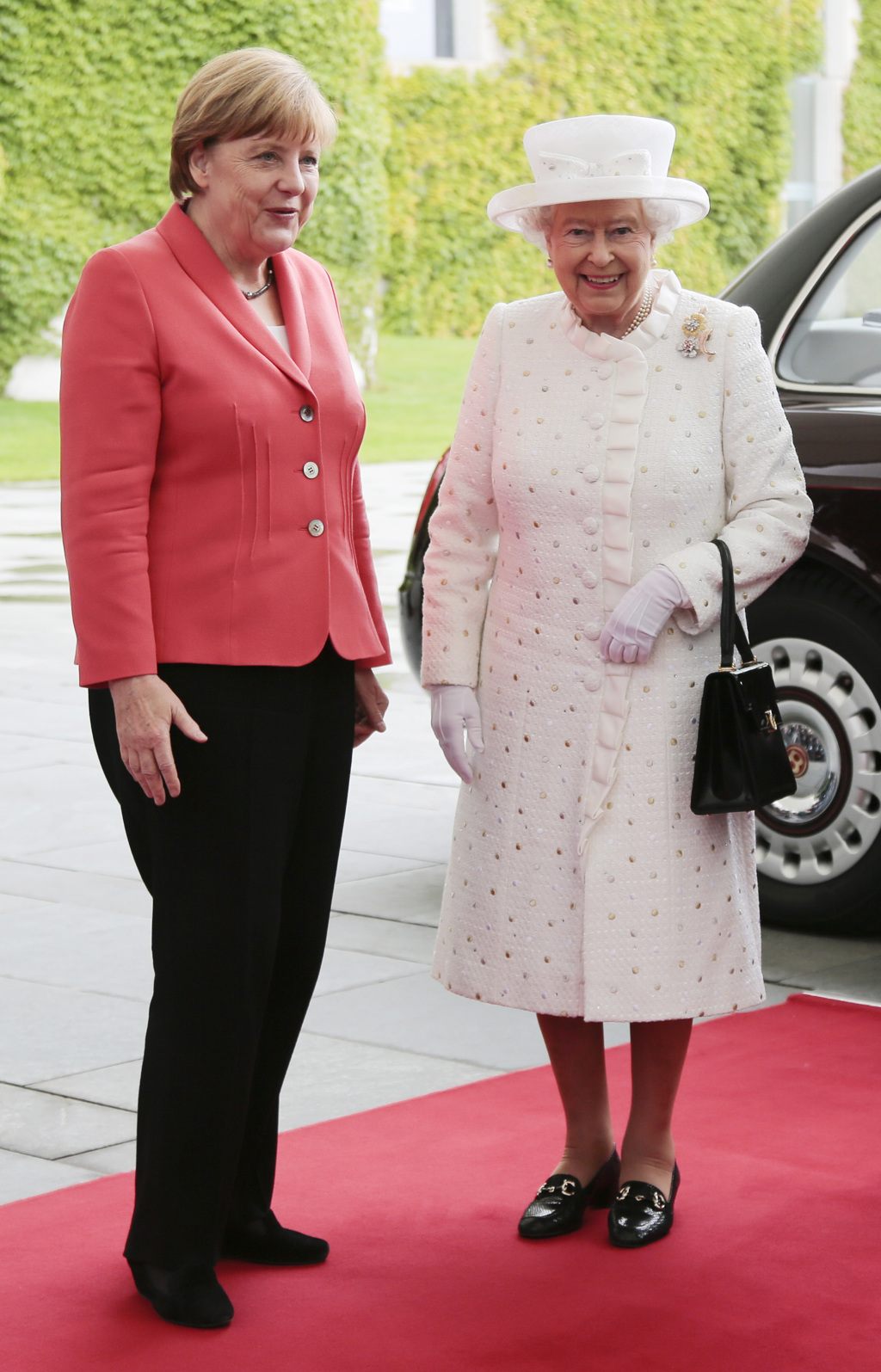英国女王钟爱全身同色系的穿搭风格。（图／路透社）(photo:ChinaTimes)