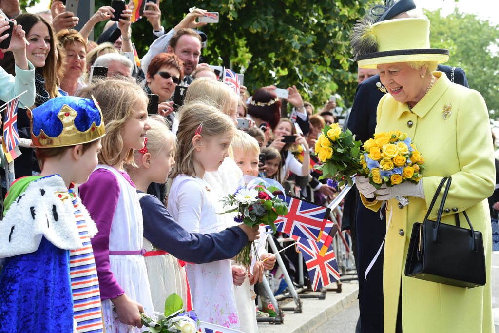 英国女王钟爱鲜艳色系穿搭，希望民众一眼就能认出她。（图／美联社）(photo:ChinaTimes)