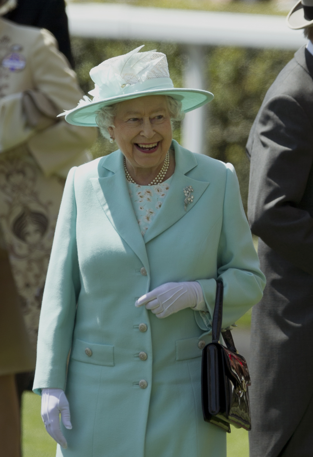 英国女王钟爱鲜艳色系穿搭，希望民众一眼就能认出她。（图／美联社）(photo:ChinaTimes)
