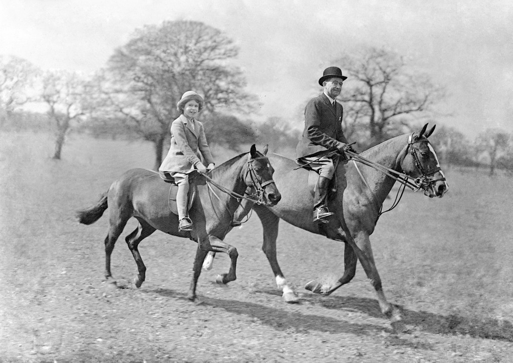 1935 年 4 月，伊麗莎白公主與騎馬大師溫莎大公園騎馬，如同許多皇室成員一樣。（美聯社）