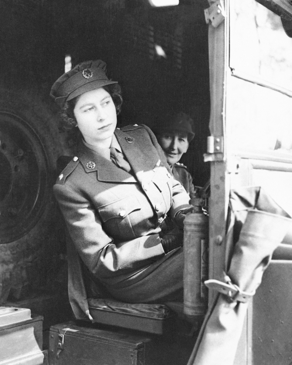 1945年4月，英國伊麗莎白公主在完成駕駛指導課程後，坐在救護車的駕駛座上， 二戰期間，年輕的伊麗莎白公主短暫地被稱為No. 230873，輔助運輸服務部，她的父母允許她為戰爭努力做一些事情，她熱情學會了如何駕駛和救護車和卡車。 她在幾個月內晉升為榮譽初級指揮官。（美聯社）