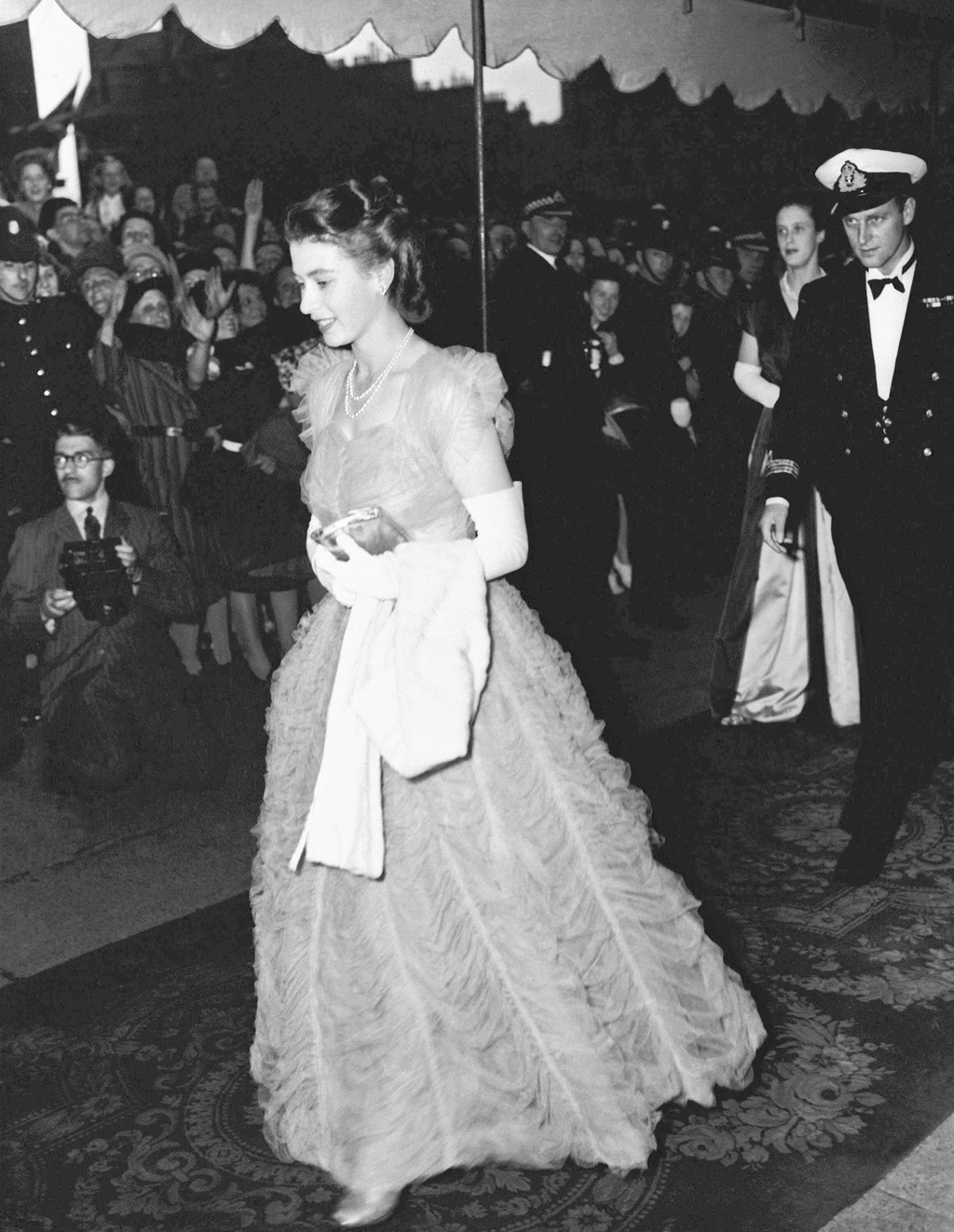  1947年，英國的伊麗莎白公主和她的未婚夫中尉：後來的菲利普親王抵達喀裡多尼亞酒店參加晚宴。（美聯社）