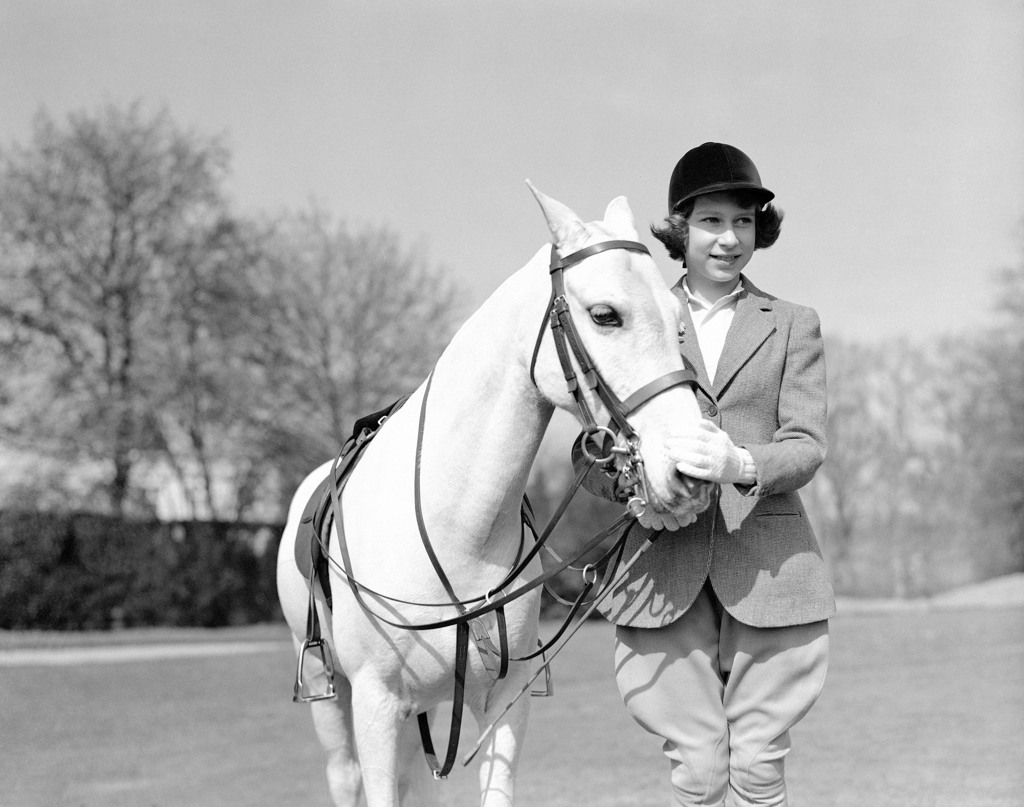 在這張1939 年4月21日的檔案照片中，英國伊麗莎白公主在她 13 歲生日於溫莎公園擺拍照。（美聯餓）