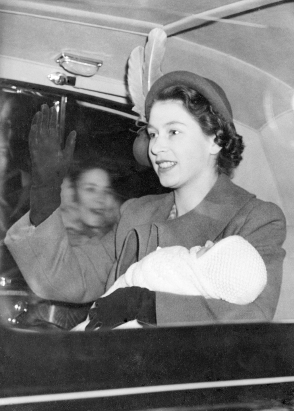  1950 年9 月17日，伊麗莎白公主抱著她一個月大的女兒安妮公主揮手致意。（美聯社）