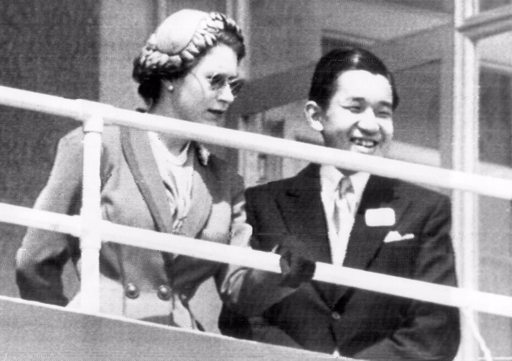 1953年6月6日伊麗莎白二世女王與日本的繼承人日本明仁親王一同坐在皇家包廂內。女王看到了她的馬Aureole，在經典賽中排名第二。(美聯社）