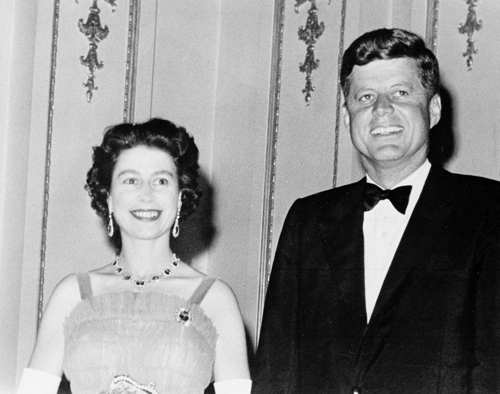 1961年6月5日，英國女王伊麗莎白二世和美國總統甘迺迪在倫敦白金漢宮合影。(美聯社）
