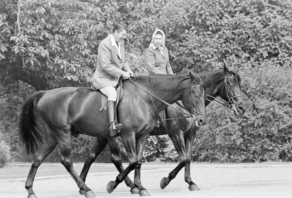 1982年6月8日，美國總統雷根和伊麗莎白女王二世在英國溫莎城堡內騎馬。（路透社）