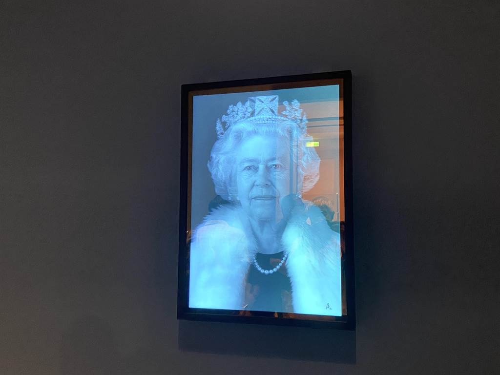 《時代的臉孔》特展，英國女王伊莉莎白二世肖像作品陳列於前導區，引人注目。(曹婷婷攝)