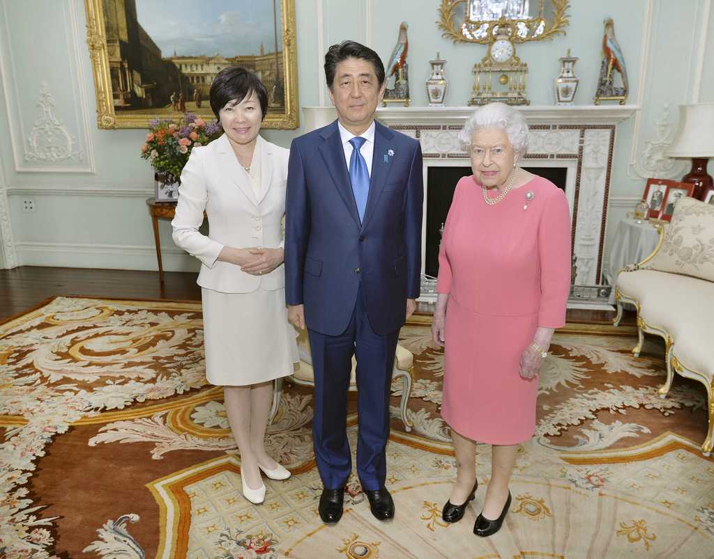 2016年5月5日，女王伊麗莎白二世與日本首相安倍晉三和妻子昭惠抵達威斯敏斯特白金漢宮合影。（美聯社）