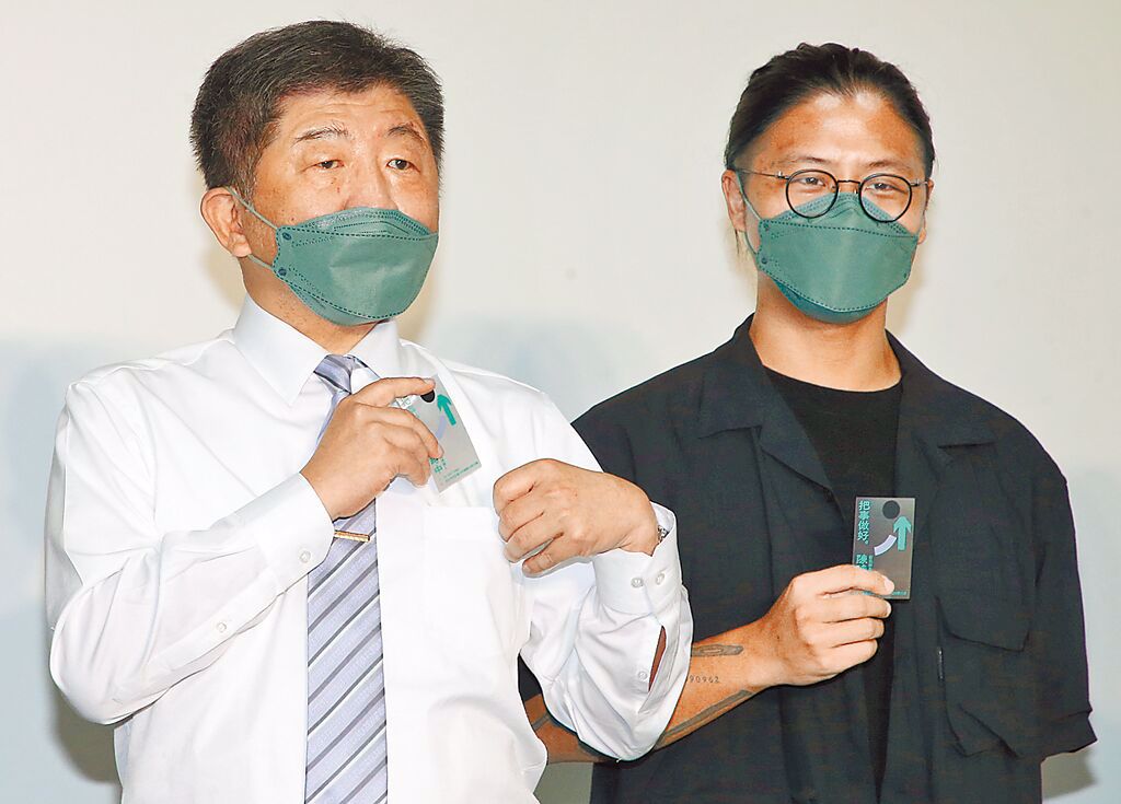 民進黨台北市長參選人陳時中（左）7月30日公布競選主視覺，由兒子陳彥安（右）設計團隊操刀。（本報資料照片）