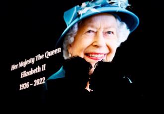 伊麗莎白二世辭世！白金漢宮、溫莎堡降半旗哀悼  王室官網致敬女王