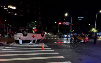 北市救護車鳴笛急送血液  過紅燈慘遭計程車猛撞「烏龜翻肚」
