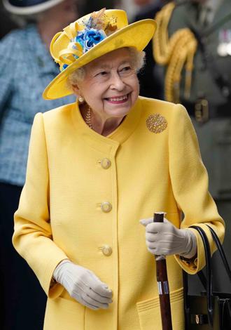 英女王穿搭有學問 愛牌手袋上百個還可打暗號