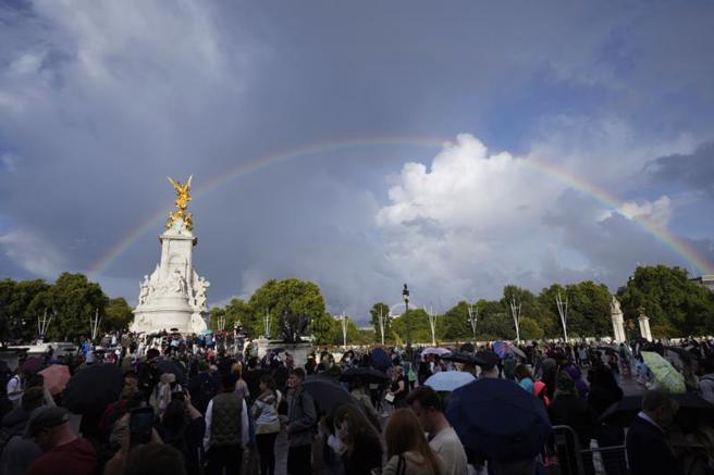 英女王伊莉莎白二世传出身体状况不佳，许多英国民眾8日下午聚集在白金汉宫广场表达关切，天空碰巧也出现彩虹。（图／美联社）