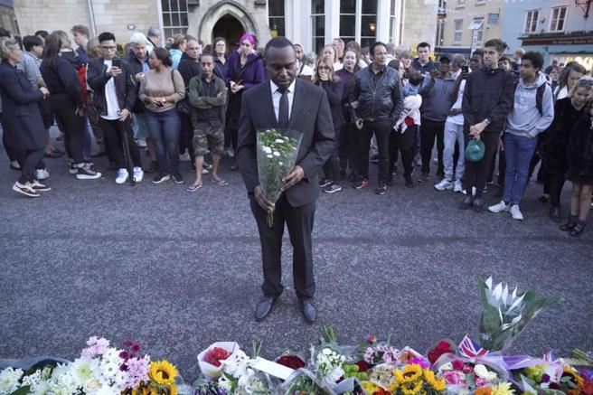 英女王伊莉莎白二世消息公布后，英国民眾前往温莎堡献花致意。（图／美联社）