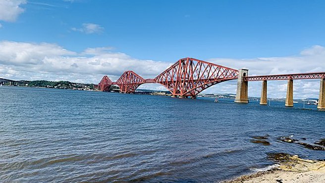 福斯桥是1889年兴建于苏格兰福斯河河口上方的悬臂式钢骨大桥，长2.5公里，为苏格兰着名地标。(图／Wikipedia)