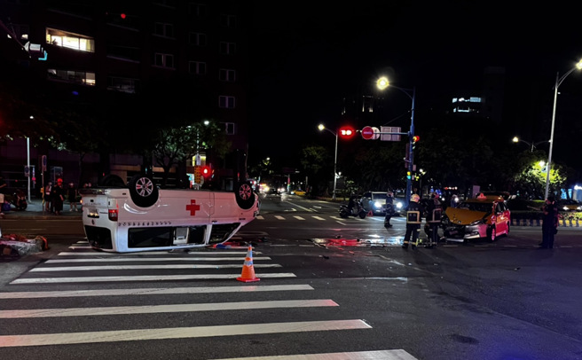计程车疑似未礼让救护车，救护车遭撞上当场翻覆。(记者爆料网提供)
