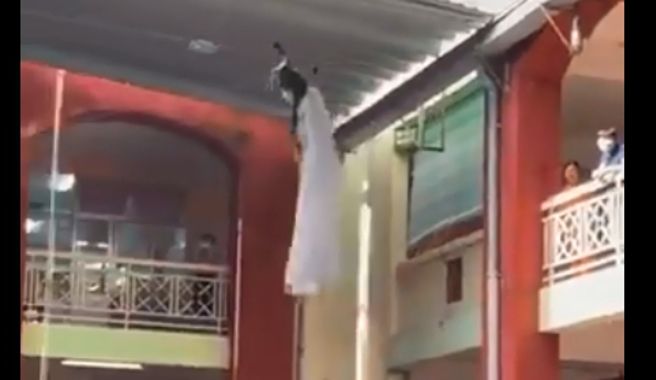 嫦娥奔月小剧场让千人看傻。（图／翻摄自爆废公社）