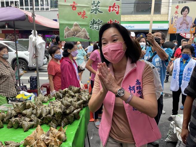 国民党高雄市长参选人柯志恩9日到凤山第一市场拜票。（洪浩轩摄）