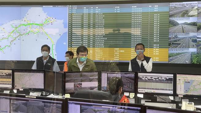 交通部長王國材上午到高公局北區交控中心視察中秋連假首日的國道車流情形。（呂健豪攝）