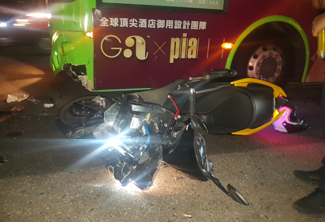 男机车闯红灯与统联公车发生碰撞，机车车头几乎全毁。(民眾提供)