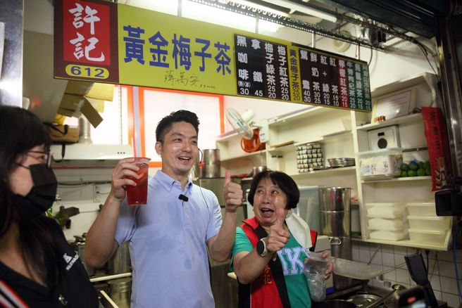 高端疫苗效力争议延烧，传出有网友在民进党台北市长参选人陈时中推特留言，请陈时中交代高端效力，结果竟被封锁。国民党台北市长参选人蒋万安（中）9日在北投市场扫街拜票时痛批，「这就是他的公开透明吗？」陈时中当时承诺公开高端效力，到现在都说不清楚，不需要用谎言掩饰真相。（张铠乙摄）