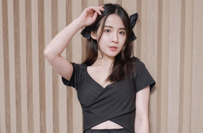 知名网红兼模特儿花花。(Flora＊花花脸书)