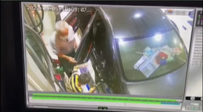 屁孩在加油站「贪玩拔油枪」，阿公下车巴头狂骂。(翻摄脸书爆废公社)