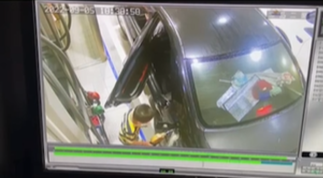 一名小男孩偷跑下车，贪玩拔出油枪，汽油瞬间狂泄而出。(翻摄脸书爆废公社)