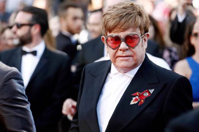 艾尔顿强与英国皇室有深厚交情，第一时间发文悼念女王辞世。(图/达志影像)