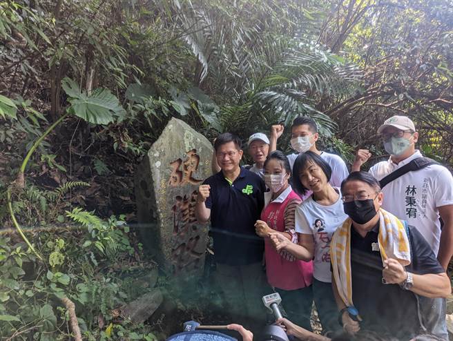 今(9)日是国民体育日，民进党新北市长参选人林佳龙今早前往观音山登山健行，他再度猛攻新北市长侯友宜志在2024，酸他「食碗内看碗外」，呼吁新北市民「成全侯友宜，票投林佳龙」。(黄敬文摄)
