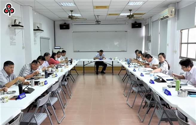 为减少产生一次性垃圾，减轻环境负荷，环保署订定「行政机关、学校减少使用免洗餐具及包装饮用水作业指引」，要求所有行政机关最迟在今年12月31日后不得提供免洗餐具、包装水及一次用饮料杯。（报系资料照）