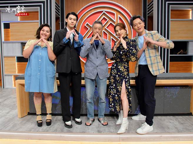 锺欣凌（左起）、李玉玺、李亚明、Ella、索艾克在《鸿门家宴 婆媳厨房》中相见欢。（卫视中文台提供）