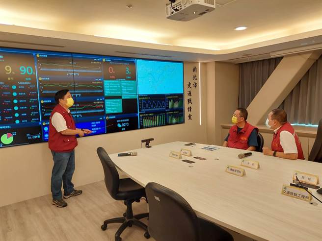 新北市长侯友宜首度视察「交通战情室」，未来将在三重第二行政园区设立整合大数据系统的智慧运输中心，打造智慧交通城。（陈慰慈摄）