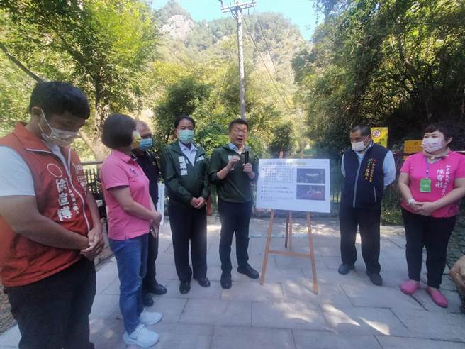 台中市长参选人蔡其昌9日前往和平谷关举办「行动市长 未来台中」政策记者会，发表《谷关300计画》。（陈淑娥摄）